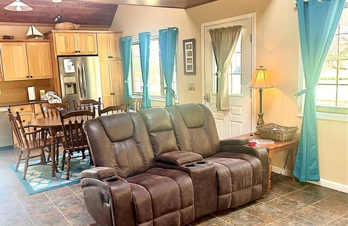 Curtice Cabaña | Quaint Cottage SO Close to Lake Erie