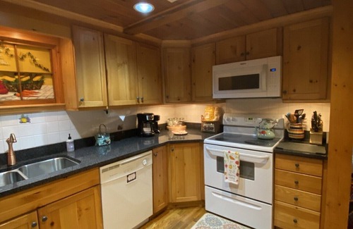 Blowing Rock Cabaña | quaint cottage w/hotub & firepit-2 min -downtown Blowing Rock-pet friendly