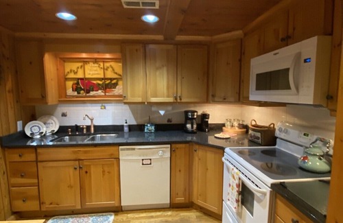 Blowing Rock Cabaña | quaint cottage w/hotub & firepit-2 min -downtown Blowing Rock-pet friendly