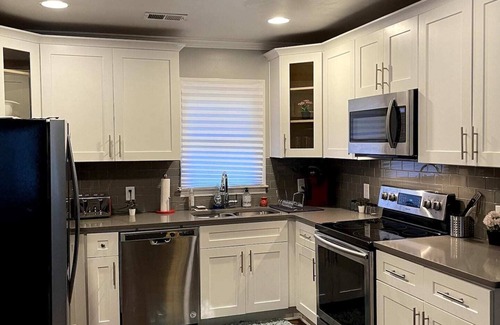Sylvan Hills Casa | Quaint Cottage walking distance to a park and the Atlanta Beltline.