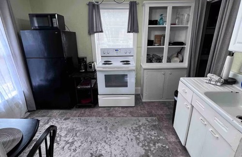 Dixieland Cabaña | Quaint cottage with AC in charming Dixieland