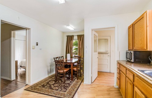 South Tacoma Casa | Quaint cottage with enclosed yard, patio, full kitchen, & washer/dryer