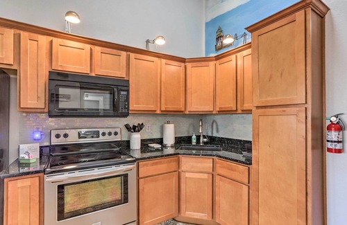 Oak Harbor Condominio | Quaint Couple's Escape: Pool, Near Lake Erie!