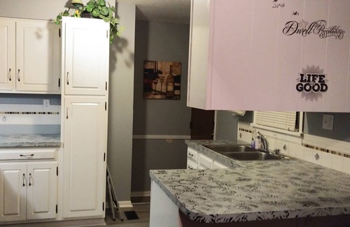 Buechel Casa | Quaint & Cozy 4 Bedroom Home -2car garage adjunto.