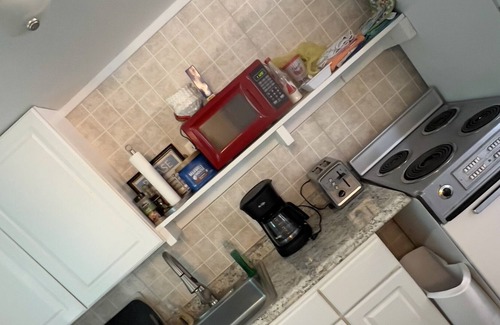 Oak Harbor Cabaña | Quaint, Cozy Cottage- A 3 Minute Walk to the Beach!