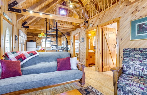 Dahlonega Cabina | Quaint Dahlonega Cabin w/ Cavenders Creek Access!
