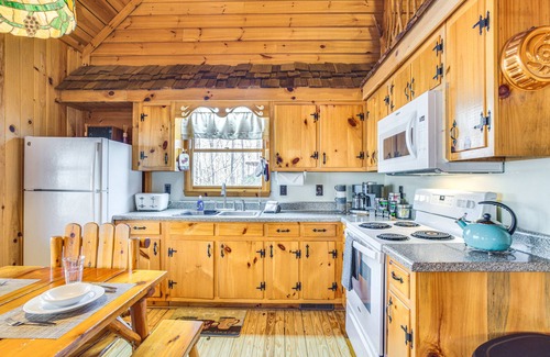 Dahlonega Cabina | Quaint Dahlonega Cabin w/ Cavenders Creek Access!