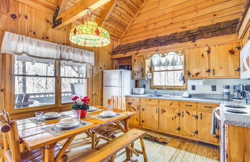 Dahlonega Cabina | Quaint Dahlonega Cabin w/ Cavenders Creek Access!