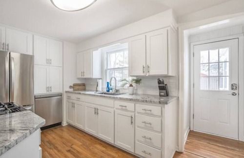 Prairie Village Casa | Quaint, dog-friendly Prairie Village Home!