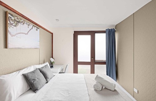 Milperra Casa | Quaint Double Room - Private Spot at Milperra - Shared Bathroom