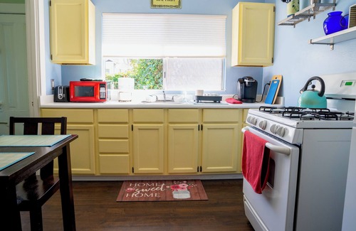 West Alameda Cabaña | Quaint early 1900's Cottage close to beach & shops with high speed internet