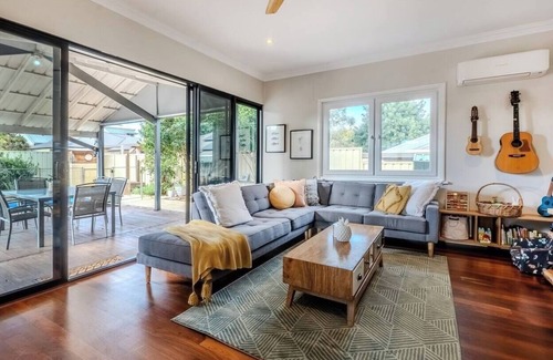 Palmyra Cabaña | Quaint Family Cottage Near Fremantle with Pool.