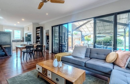 Palmyra Cabaña | Quaint Family Cottage Near Fremantle with Pool.