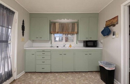 Brookline Station Otro | Quaint farmhouse near airport/BBAllison Sports Town