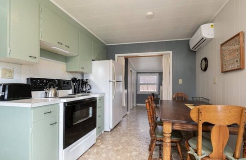 Brookline Station Otro | Quaint farmhouse near airport/BBAllison Sports Town