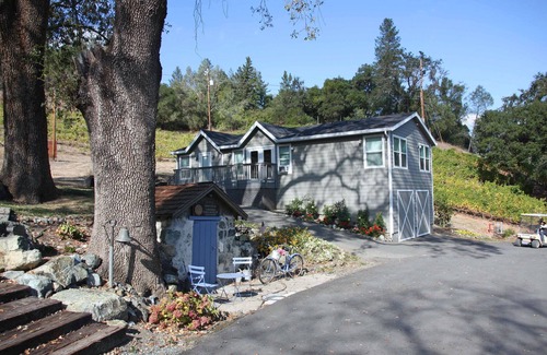 St. Helena Otro | Quaint Farmhouse with Vineyard Views