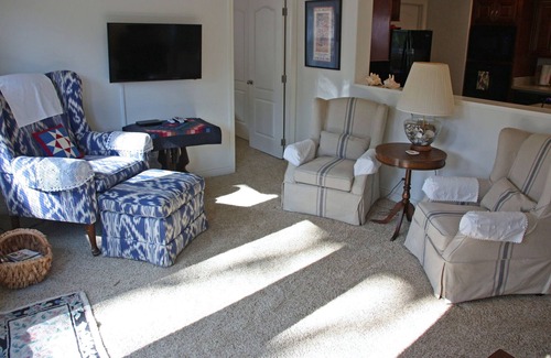 St. Helena Otro | Quaint Farmhouse with Vineyard Views
