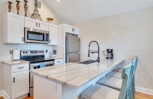 Gentilly Terrace Condominio | Quaint Gentilly: 2BR, Private Guesthouse Getaway, Parking