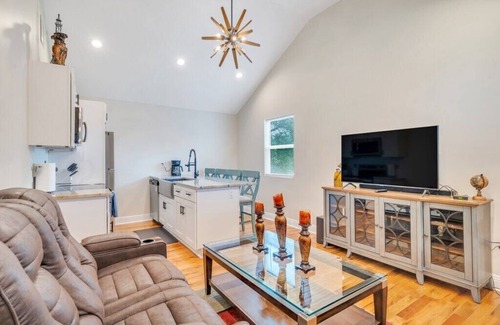 Gentilly Terrace Condominio | Quaint Gentilly: 2BR, Private Guesthouse Getaway, Parking