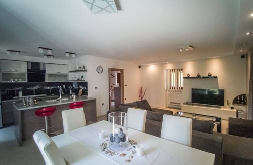 Risika Casa | Casa de vacaciones pintoresca en Risika con bañera de hidromasaje