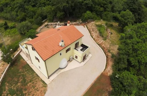 Risika Casa | Casa de vacaciones pintoresca en Risika con bañera de hidromasaje