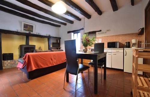 Allas-les-Mines Casa | Quaint Home in Berbiguières, Valley of the Castles at 15min