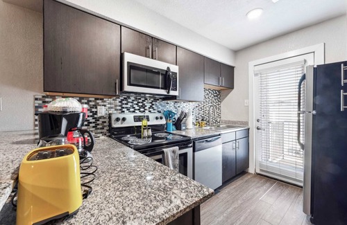 Pleasant Valley Apartamento | Quaint King Bed 1BR, 5 Min to DT
