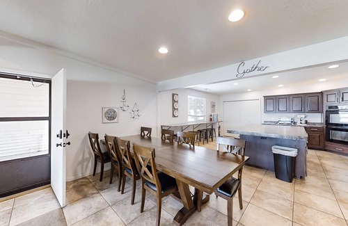 Laketown Casa | ¡NUEVO LISTADO! Casa frente al lago pintoresco con vistas serenas y acceso a la playa privada!