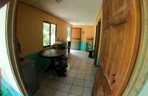 Tres Ríos Cabina | Pintoresco Little Cabina Ubicado cerca de todos los servicios, ubicado en un ambiente de selva