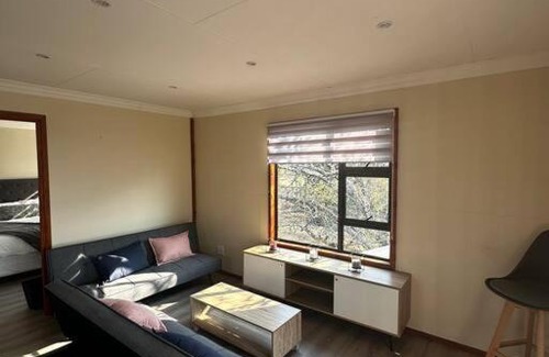 Lanseria Apartamento | Quaint Log Cabin