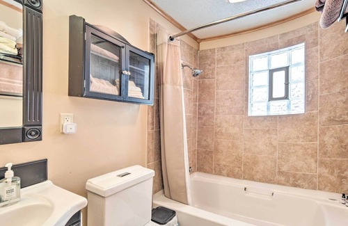 Mikana Cabina | Quaint Mikana Cabin w/ Red Cedar Lake Access!