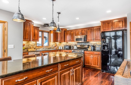 Hadley Casa | Quaint + Modern Lakeview Home on Sacandaga Lake