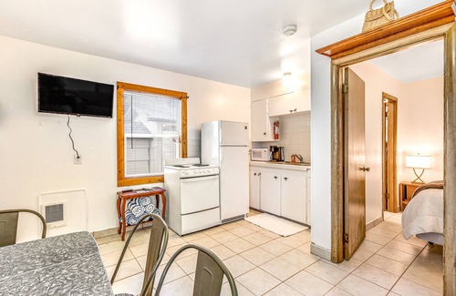 Nahcotta Casa | Quaint motel suite with kitchenette, golf nearby, and sofa bed