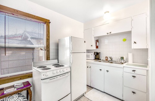Nahcotta Casa | Quaint motel suite with kitchenette, golf nearby, and sofa bed