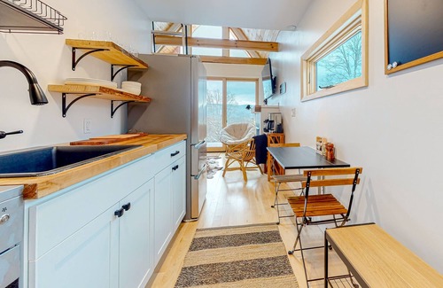 South Londonderry Casa | Quaint mountain retreat with a gas fireplace, balcony, central AC - dog-friendly