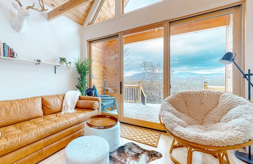 South Londonderry Casa | Quaint mountain retreat with a gas fireplace, balcony, central AC - dog-friendly