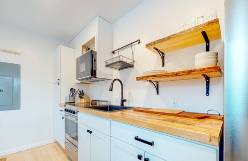 South Londonderry Casa | Quaint mountain retreat with a gas fireplace, balcony, central AC - dog-friendly
