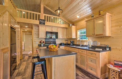 Brevard Cabina | Quaint Mtn Cabin: Tiny Living Near Big Adventure