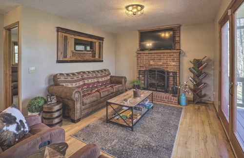 Piney Creek Cabina | Quaint Piney Creek cabin with wrap-around deck will restore you!