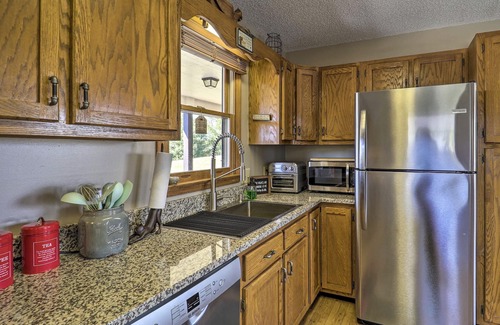 Piney Creek Cabina | Quaint Piney Creek cabin with wrap-around deck will restore you!