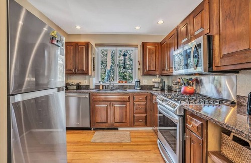 West Hartford Condominio | Quaint Quechee Lakes Condo - walk to Lake Pinneo & the Clubhouse!