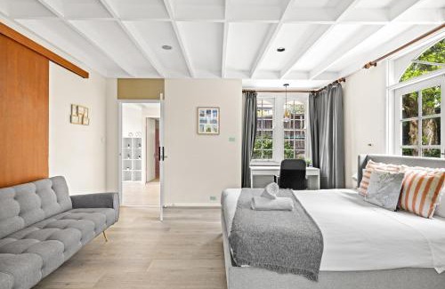 Lindfield Casa | Quaint Queen Room - Convenient Location in Lindfield - Shared Bathroom