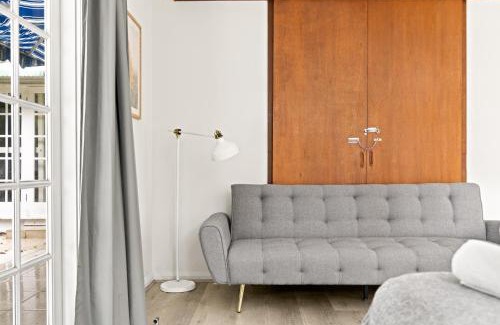 Lindfield Casa | Quaint Queen Room - Convenient Location in Lindfield - Shared Bathroom