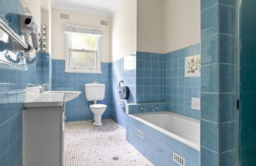 Lindfield Casa | Quaint Queen Room - Convenient Location in Lindfield - Shared Bathroom