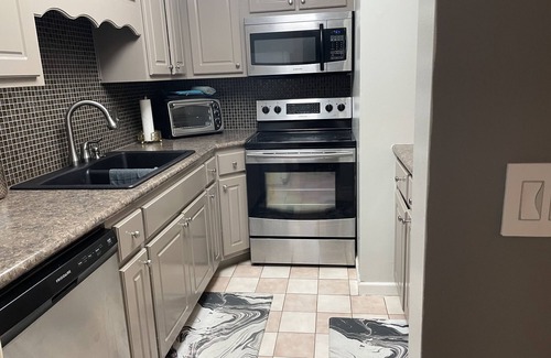 Hoover Condominio | Quaint, Quiet, and Comfortable Home Away From Home