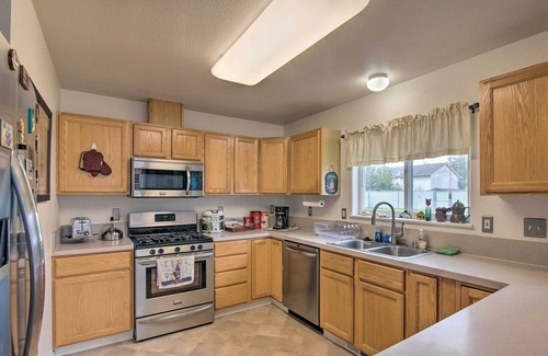 Russian Jack Park Casa | ¡NUEVO! Quaint Ranch Home w / Yard en Midtown Anchorage