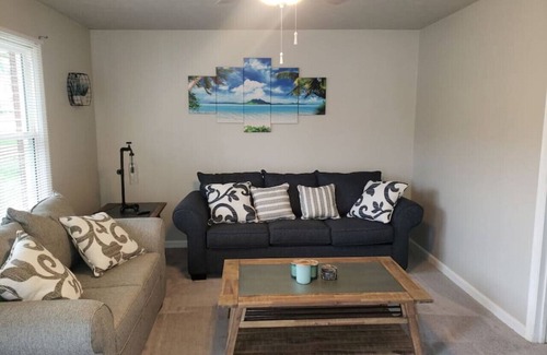 Jonesboro Condominio | Quaint Renovated Duplex Home, WiFi, Workspace, 3 SmartTVs, Near Downtown Atlanta