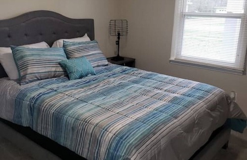 Jonesboro Condominio | Quaint Renovated Duplex Home, WiFi, Workspace, 3 SmartTVs, Near Downtown Atlanta