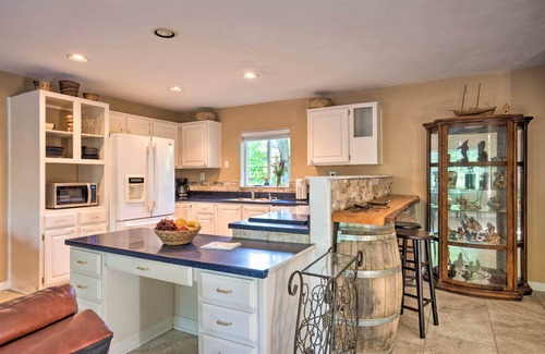 Brookings Cabina | Quaint Riverside Reprieve w/ Kayaks + Floats!