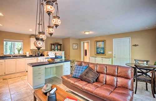 Brookings Cabina | Quaint Riverside Reprieve w/ Kayaks + Floats!